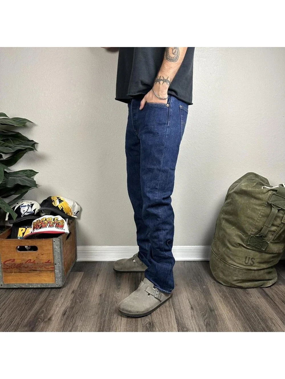Vintage Levi’s 501 dark blue denim jeans straight fit button fly 32x31